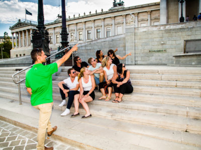 Guide showing a group Vienna Parliament