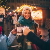 Gruppe mit Glühwein am Weihnachtsmarkt in Wien